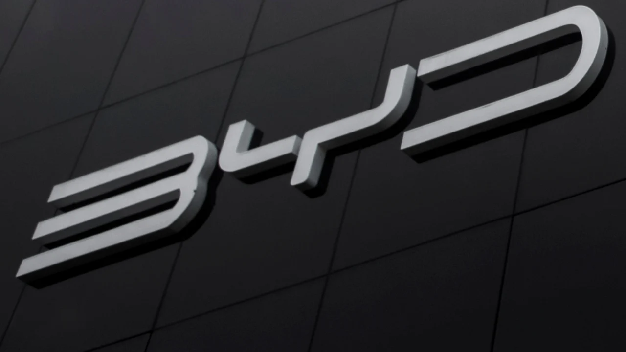 BYD convierte el miedo al coche autónomo en una promesa: si falla y choca, paga la marca... pero no en Europa