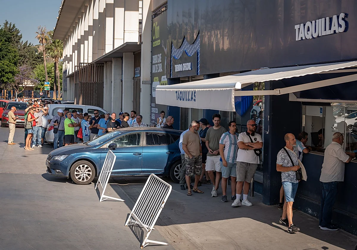 Largas colas en La Rosaleda en las primeras horas de taquilla cara a los 'play-off'