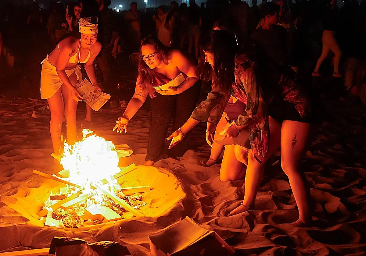 Marbella habilita zonas específicas en el litoral para las hogueras de San Juan