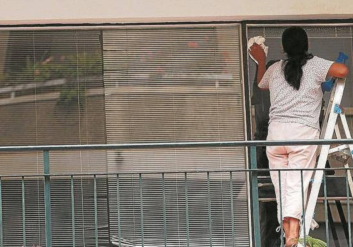 Un tribunal reconoce el paro a una empleada de hogar pese a haber sido despedida antes de la reforma legal que le daba derecho