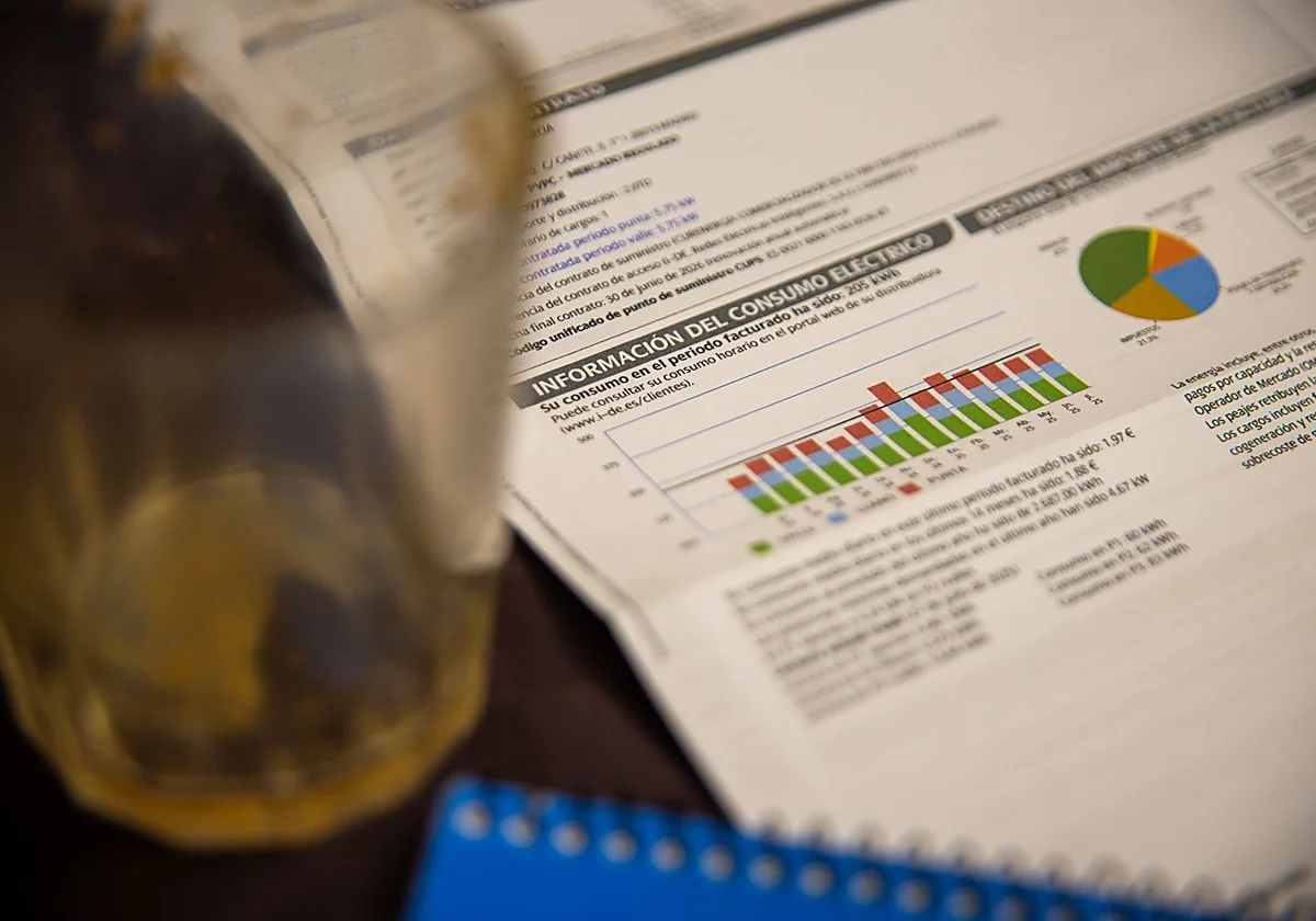 Doble golpe al bolsillo: la factura se dispara un 28% por la subida de la luz y la vuelta del IVA al 21%