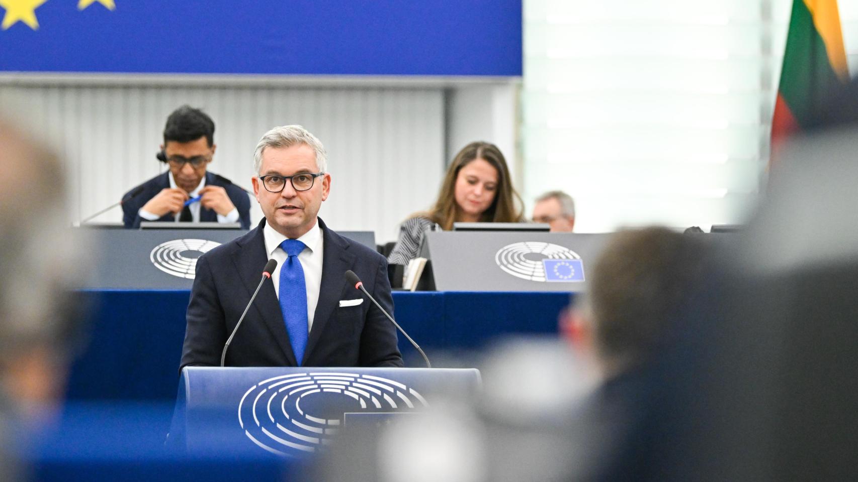 Bruselas avisa a Sánchez: es su "responsabilidad" verificar si los inmigrantes regularizados son un riesgo para la seguridad