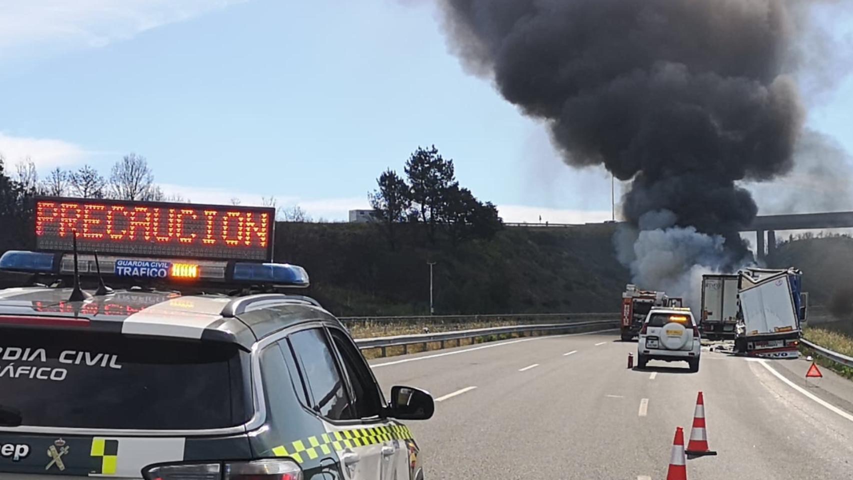 Cortes en la A-52, en A Gudiña (Ourense), por el choque de dos camiones: incendio de uno de los vehículos