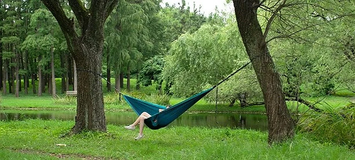 Hazte con esta hamaca de fácil montaje para llevarla contigo en tus escapadas o instalarla en el jardín