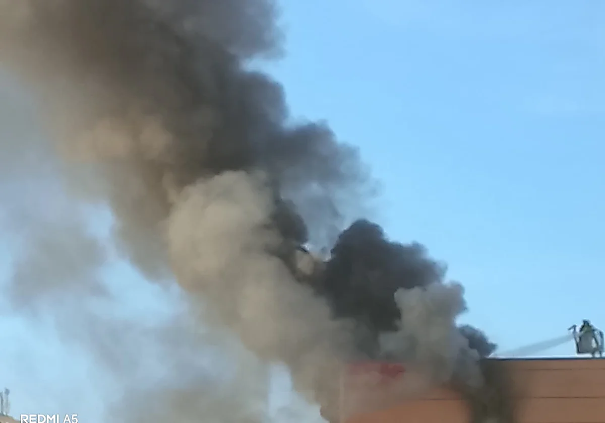 Fire keeps devouring the Ibis hotel from inside more than one week since the incident