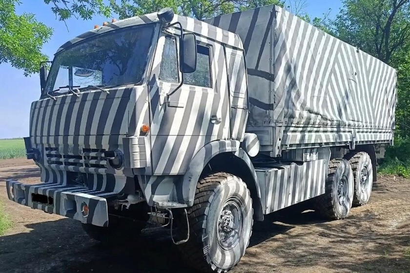 La disparatada guerra de drones en Ucrania ha entrado en una fase insólita: Rusia está escondiendo sus vehículos con pintura