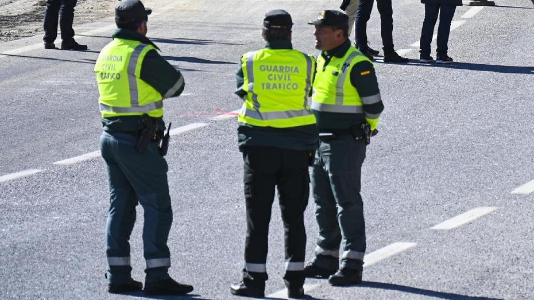 Tragedia en la A-4: un camión vuelca en la mediana y deja un muerto en Jaén