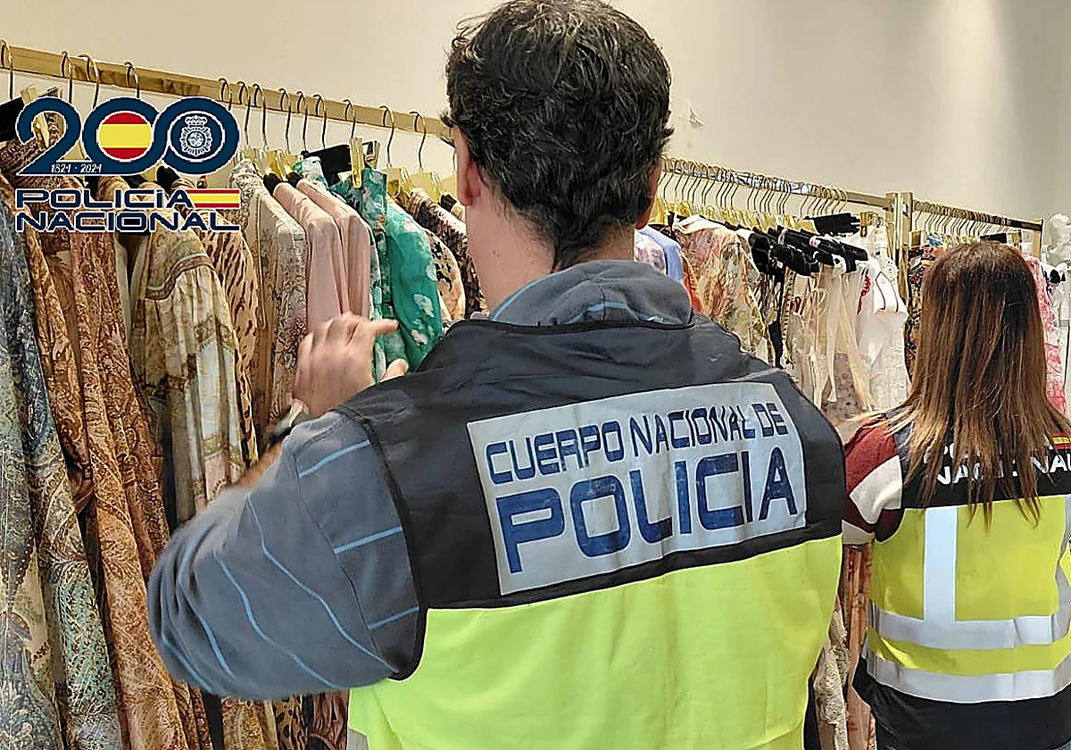 Marbella police seize more than 300 counterfeit items of clothing imitating famous luxury brand