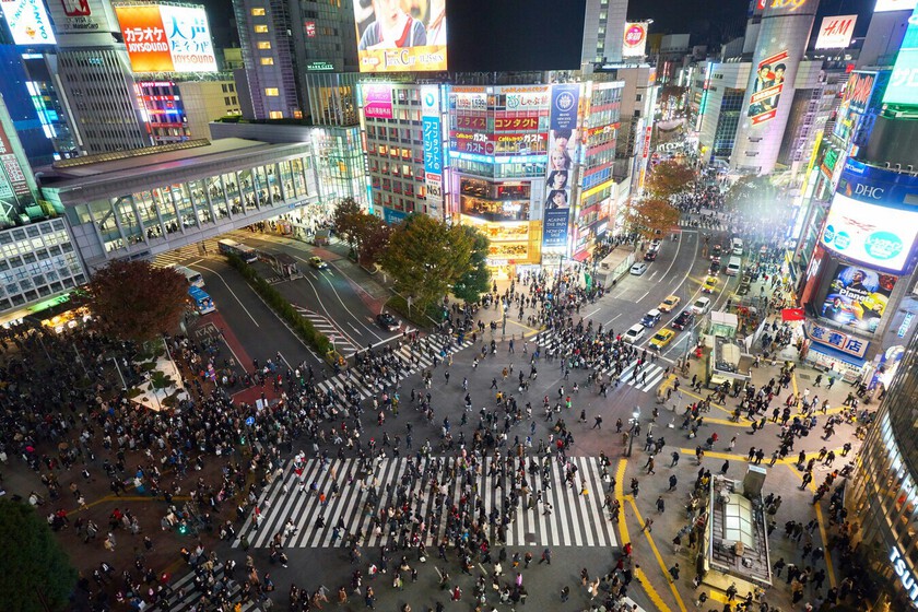 Japón se ha hartado de que los turistas arrojen basura en la calle. Así que ha empezado a controlarlos con policías y multas