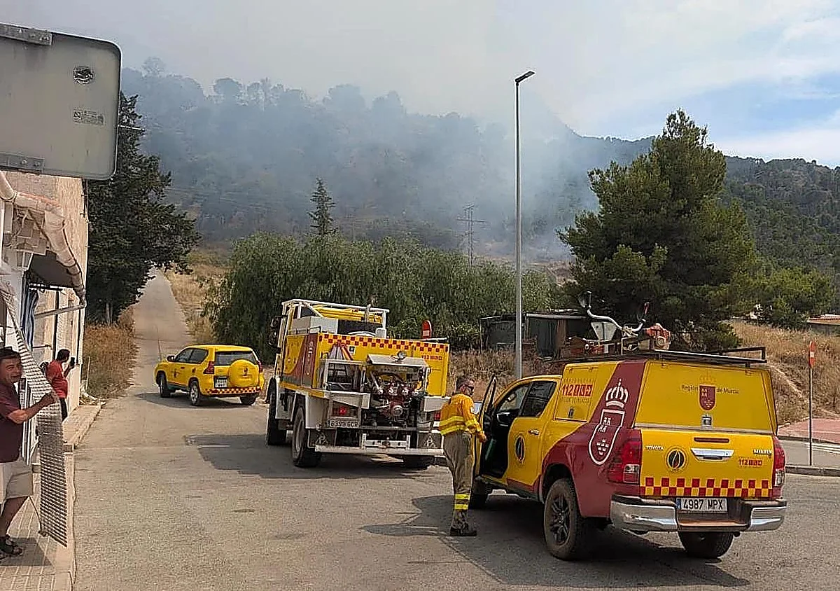 Un incendio forestal en Murcia obliga a desalojar varias viviendas y a pedir la intervención de la UME