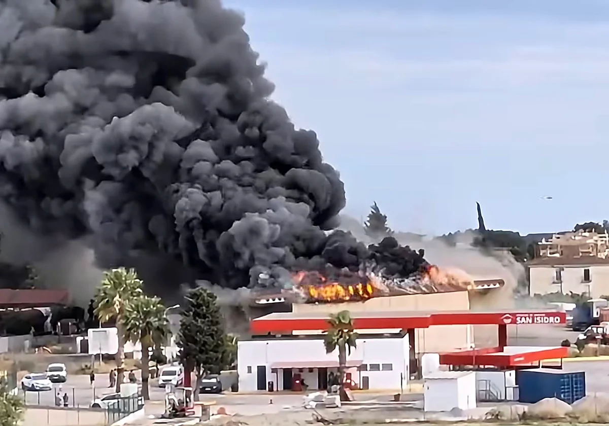 Un espectacular incendio afecta a una nave de camiones en Vélez-Málaga y obliga a desalojos
