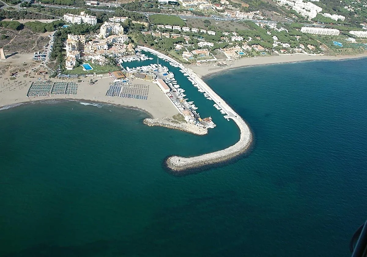 Encuentran el cadáver de un hombre de 40 años en la playa de Calahonda, en Marbella