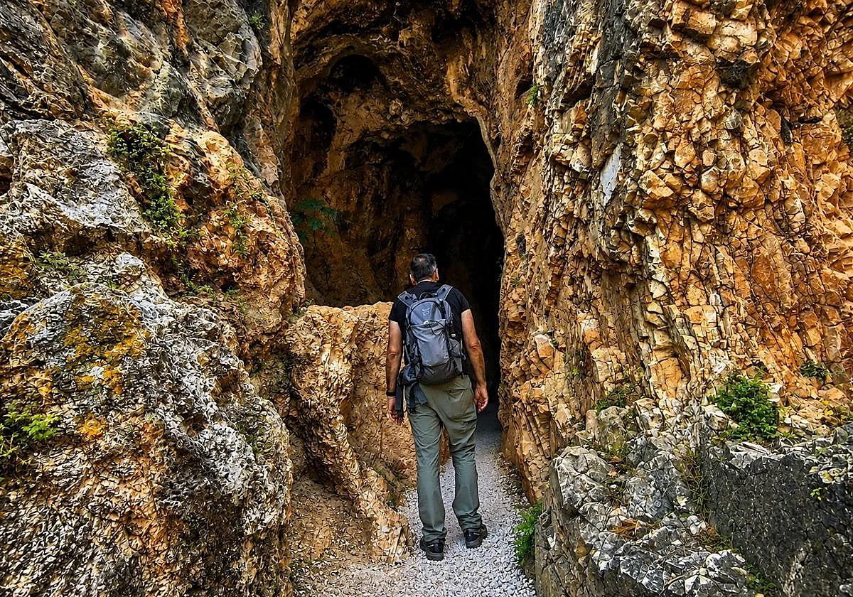 Camino de la Cueva de la Herrera: El sendero de Alhaurín el Grande que lleva hasta a un lugar recóndito entre cavidades