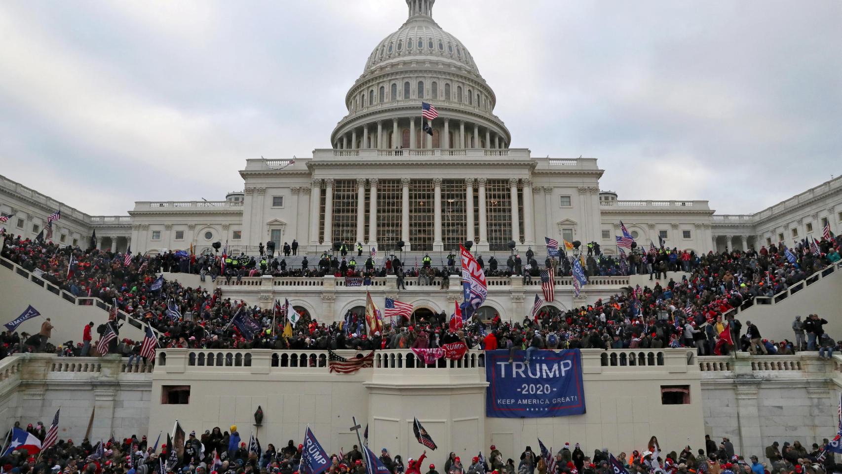 Los republicanos doblegan a Trump y le obligan a renunciar a su fondo para indemnizar a los asaltantes del Capitolio