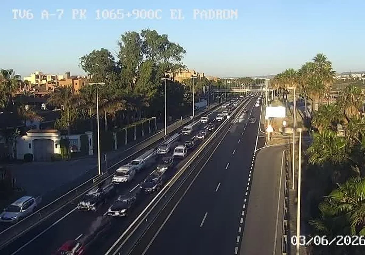 Una colisión contra la mediana complica la A-7 a la altura de Estepona