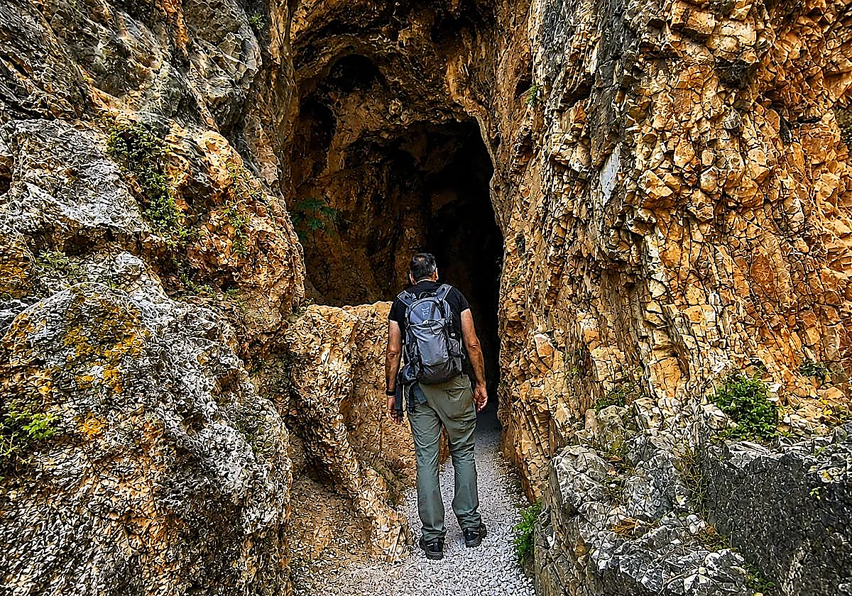 Cueva de la Herrera: the Malaga trail that leads to a secluded spot among the caves
