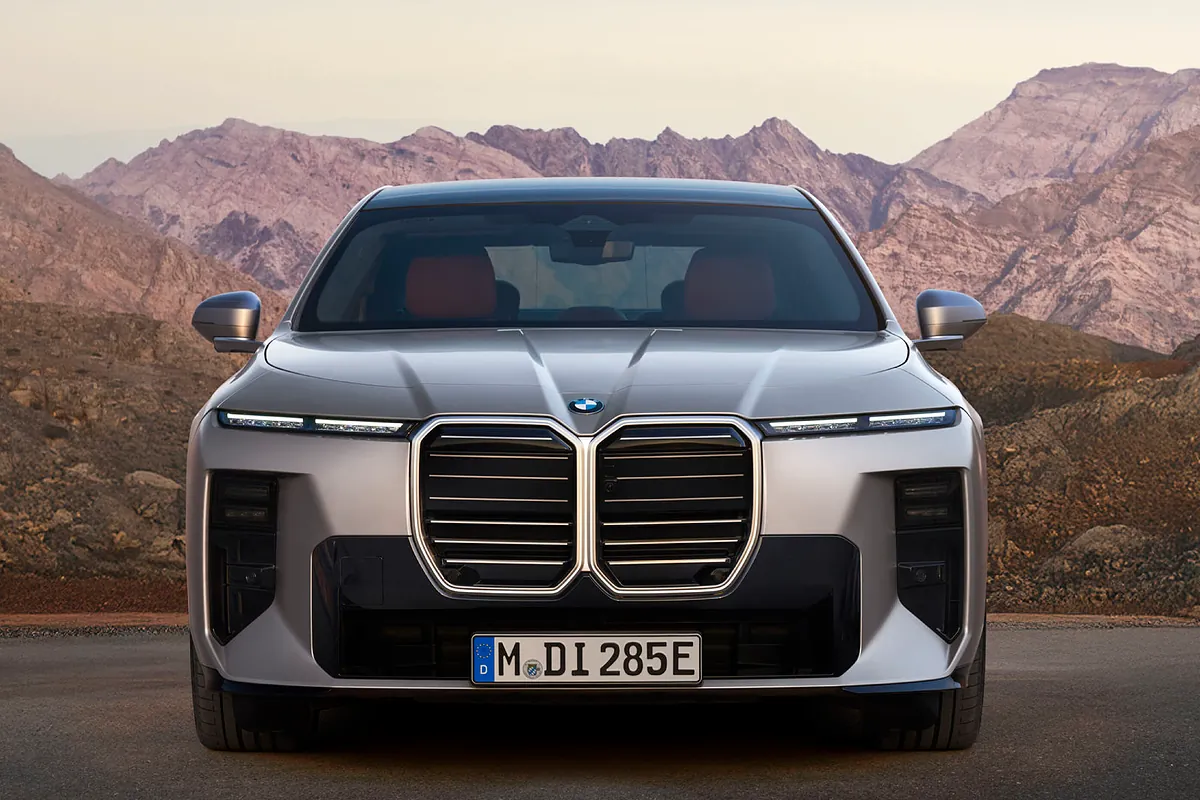 BMW renueva su berlina de lujo Serie 7 con versiones eléctricas que superan los 700 km de autonomía