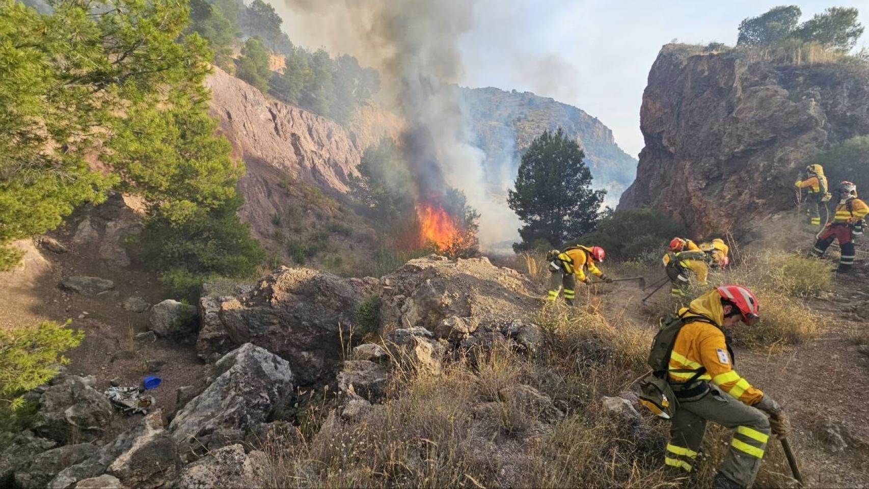 Los bomberos forestales de Murcia exigen 60 efectivos más tras encadenar cuatro incendios desde febrero: "Habrá protestas"