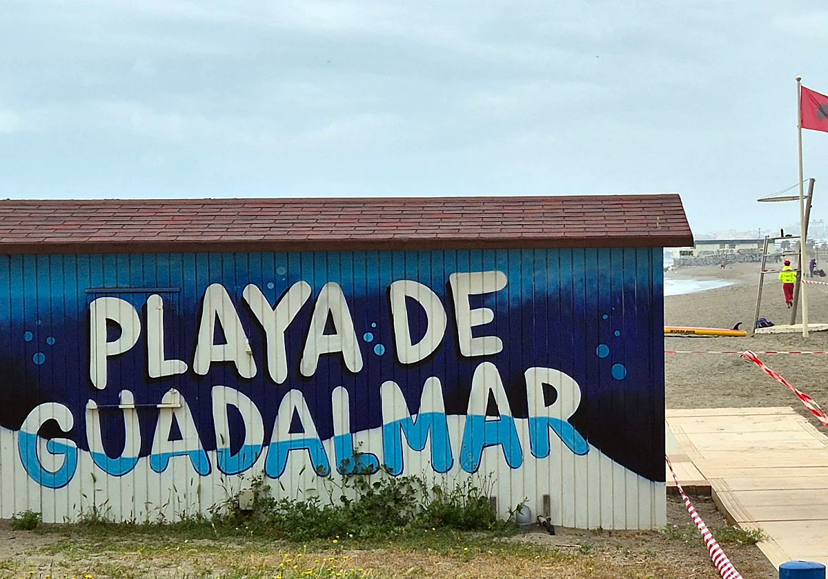 Reabre al baño la playa cerrada en Guadalmar por vertidos de aguas residuales