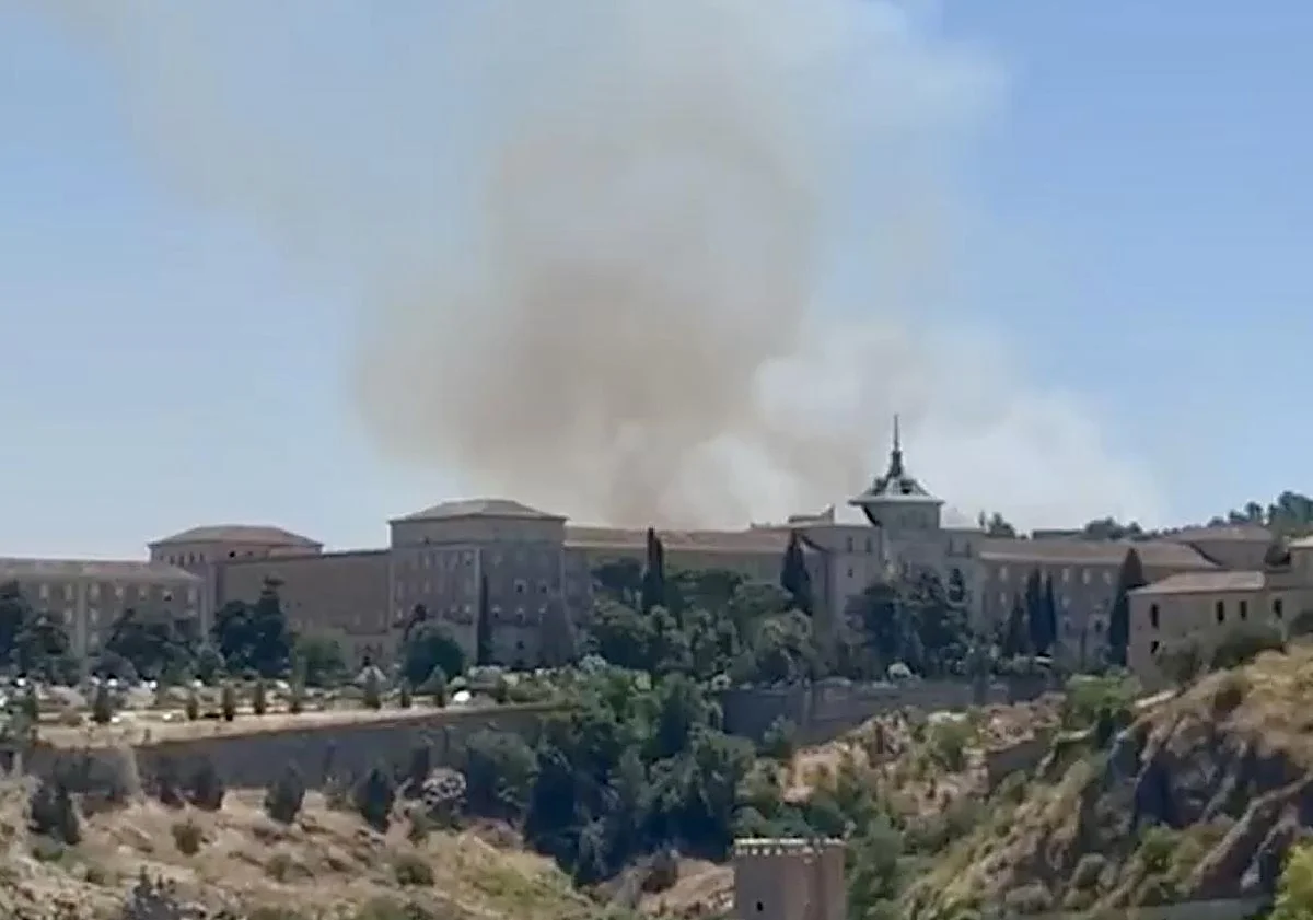 Desalojados vecinos de una urbanización de Toledo por el incendio provocado por unas maniobras militares