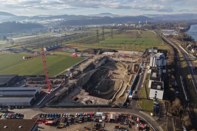 Suiza está excavando un foso de 27 metros de profundidad y más largo que dos campos de fútbol: todo para una batería gigante