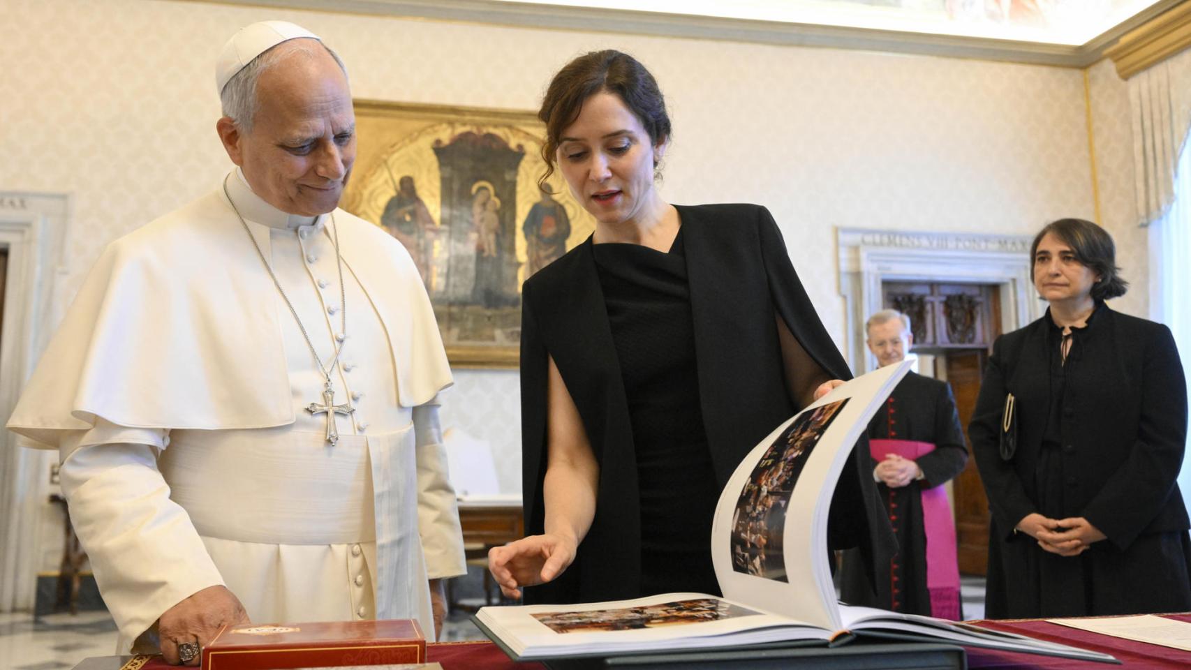 El 'dress code' para las diputadas en la misa del Papa: "Evitar tirantes y faldas por encima de la rodilla" y 4 colores prohibidos