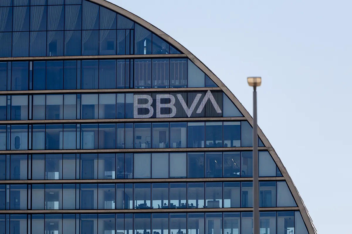 Bruselas amplía el expediente a España por sus trabas a la opa de BBVA sobre Sabadell
