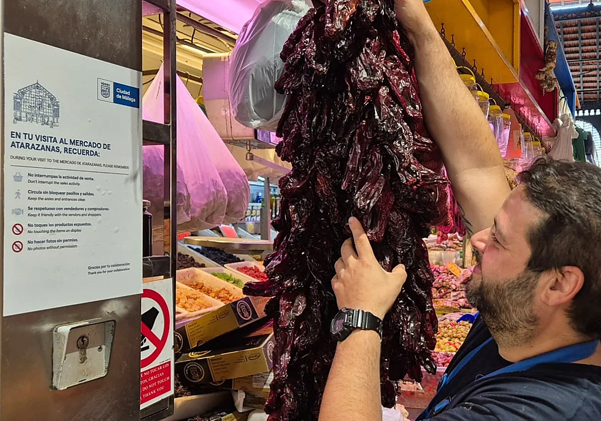 El Ayuntamiento instala carteles en el mercado de Atarazanas para pedir respeto a los turistas