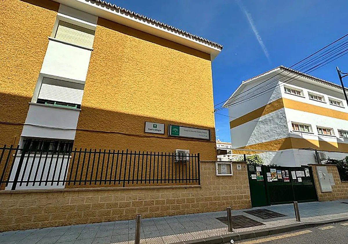 Reubican cuatro aulas de un colegio de Torre del Mar por la aparición de grietas