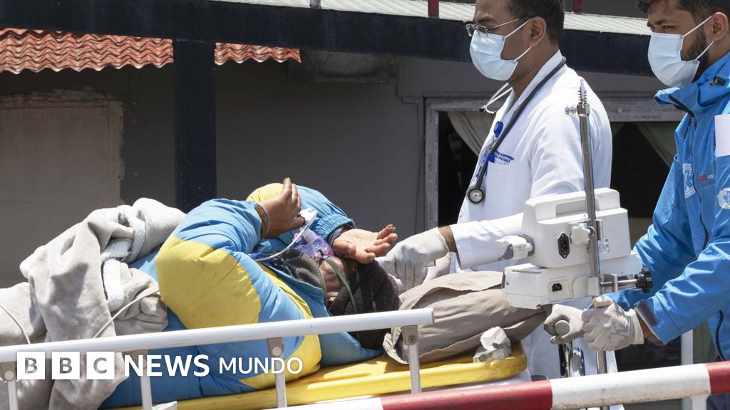El sherpa dado por muerto en el Everest que fue encontrado "milagrosamente" cuando descendía por el hielo a rastras