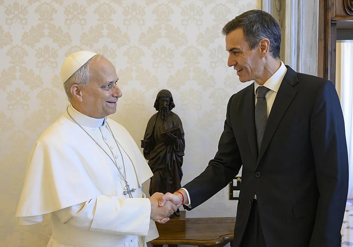 Sánchez busca un respiro en la visita del Papa
