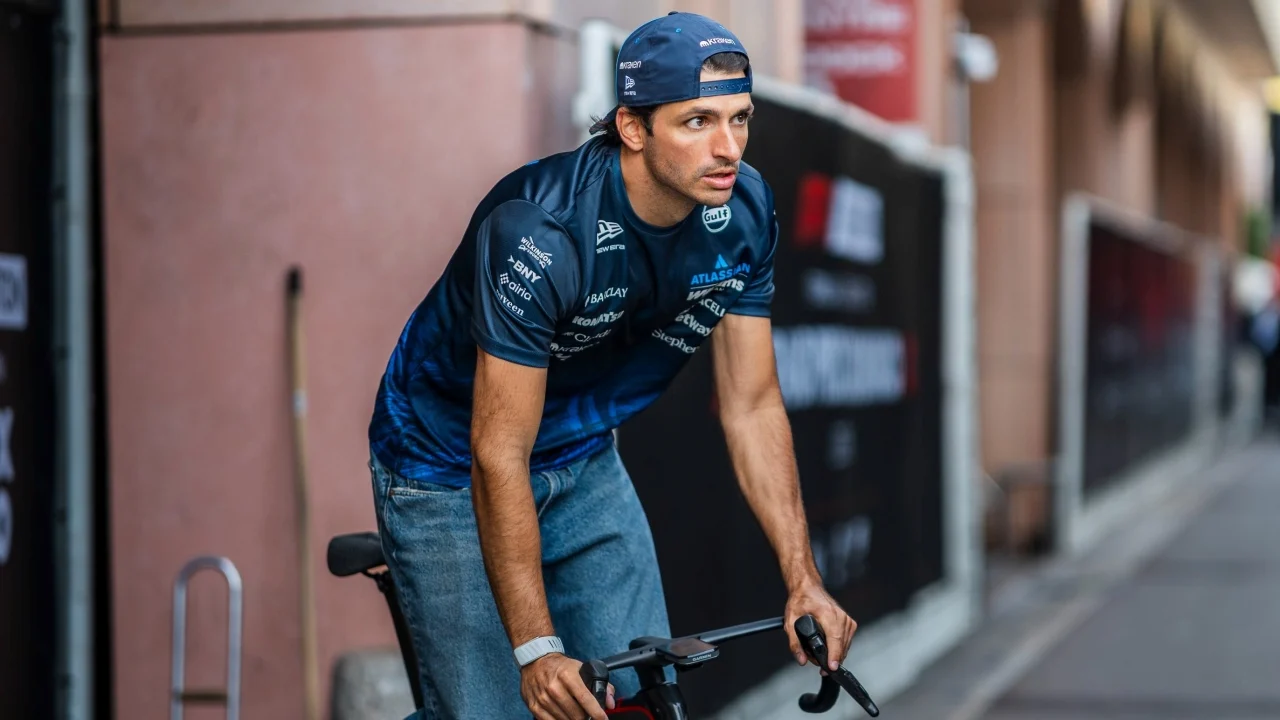 Sainz no cierra la puerta a otros equipos y ya recibe ofertas: “Si hay oportunidad de ganar carreras y Mundiales, hay que planteárselo”
