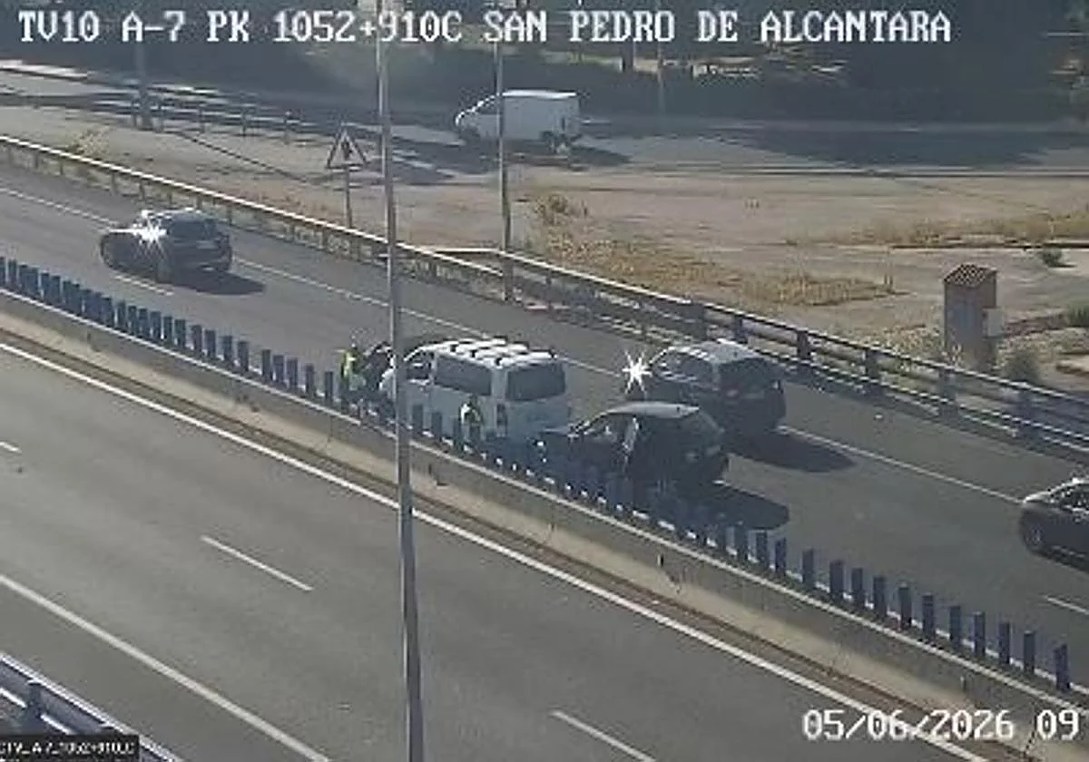 Un alcance entre tres vehículos complica el tráfico en la A-7 en San Pedro Alcántara