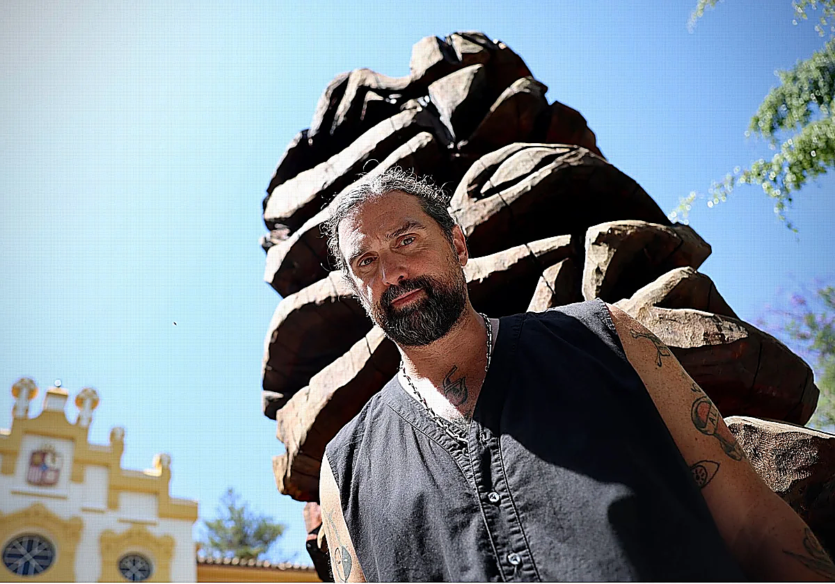 American artist-in-residence Ryan Schneider creates sculptures with a chainsaw at Malaga's La Térmica centre