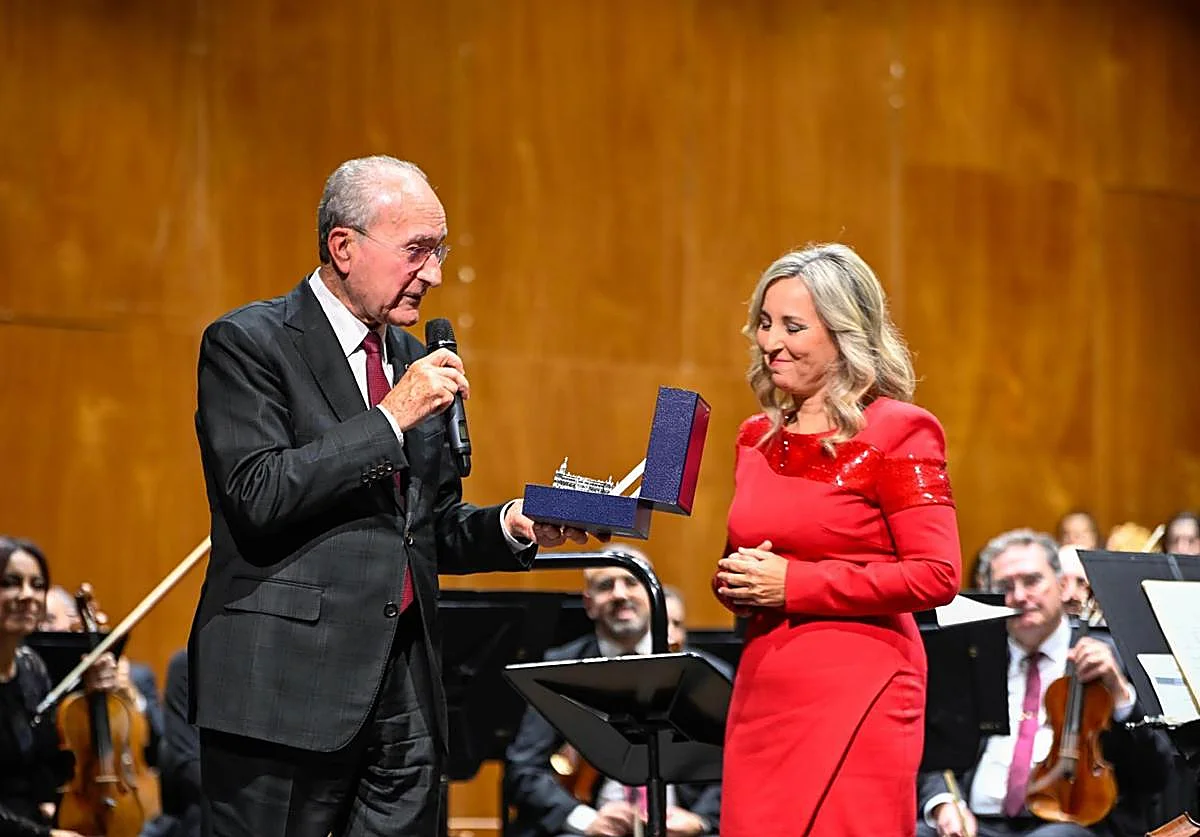 La pianista Paula Coronas recibe el Premio a la Mejor Labor Musical del Año