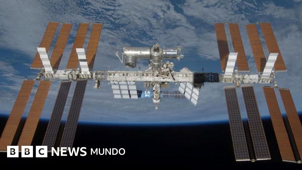 Astronautas de la EEI se ven obligados a refugiarse en una nave acoplada durante la reparación de una fuga de aire