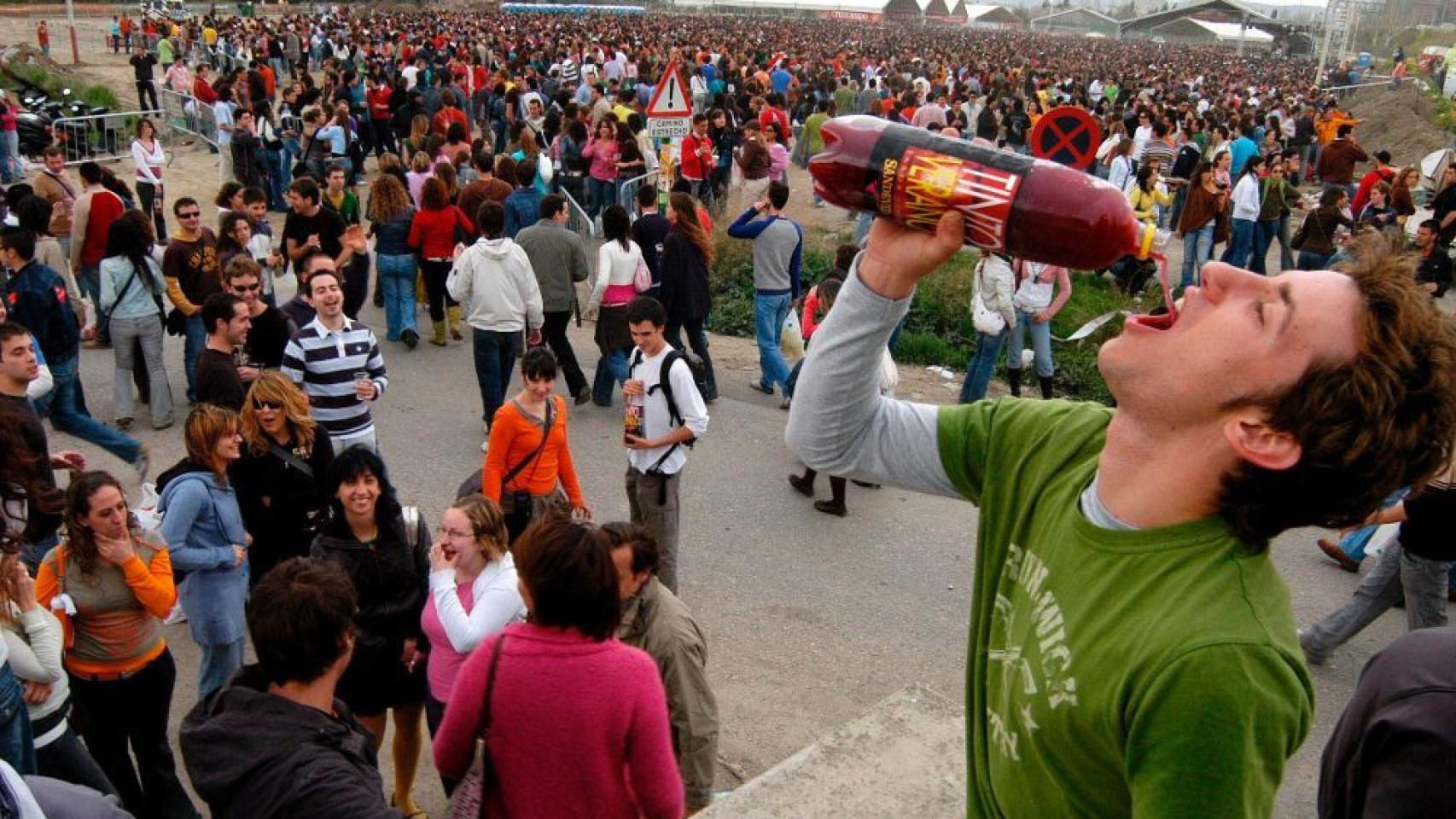 Los jóvenes que beben de forma habitual en España caen un 60% en 20 años, pero aumenta el consumo por atracón