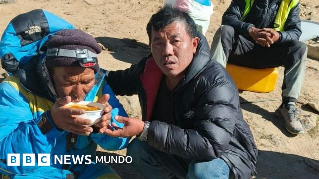 "Pasé de llorar con su hija, a verlo llegar arrastrándose": el emocionante relato del escalador que perdió al guía que sobrevivió durante 6 días en el Everest