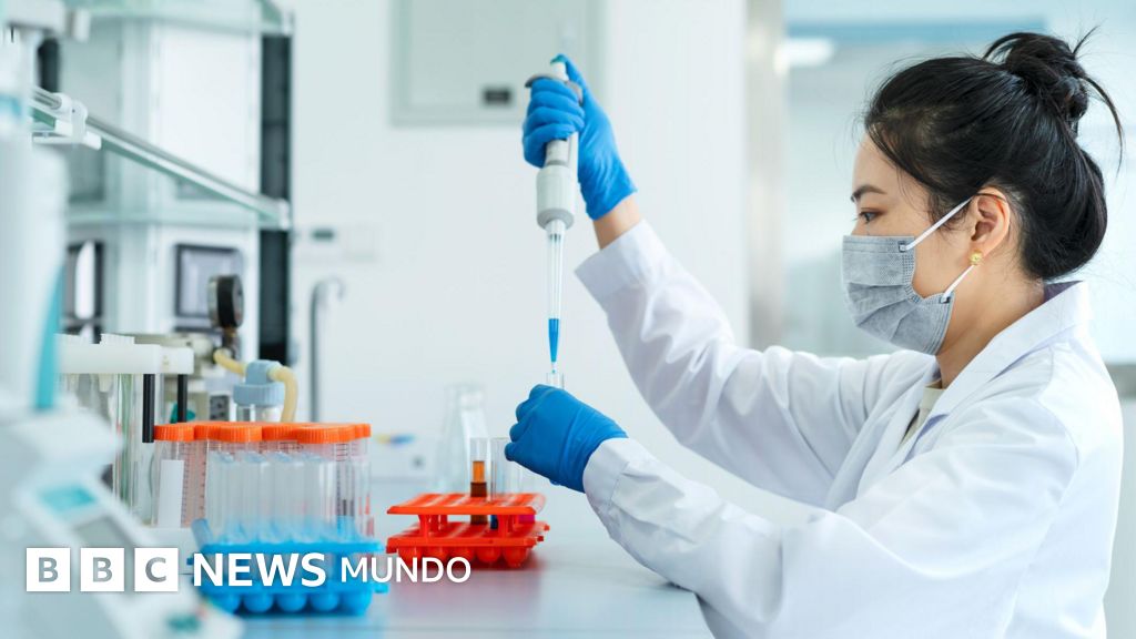 Cómo es la primera vacuna creada con IA y por qué supone un "cambio fundamental" ante futuras pandemias