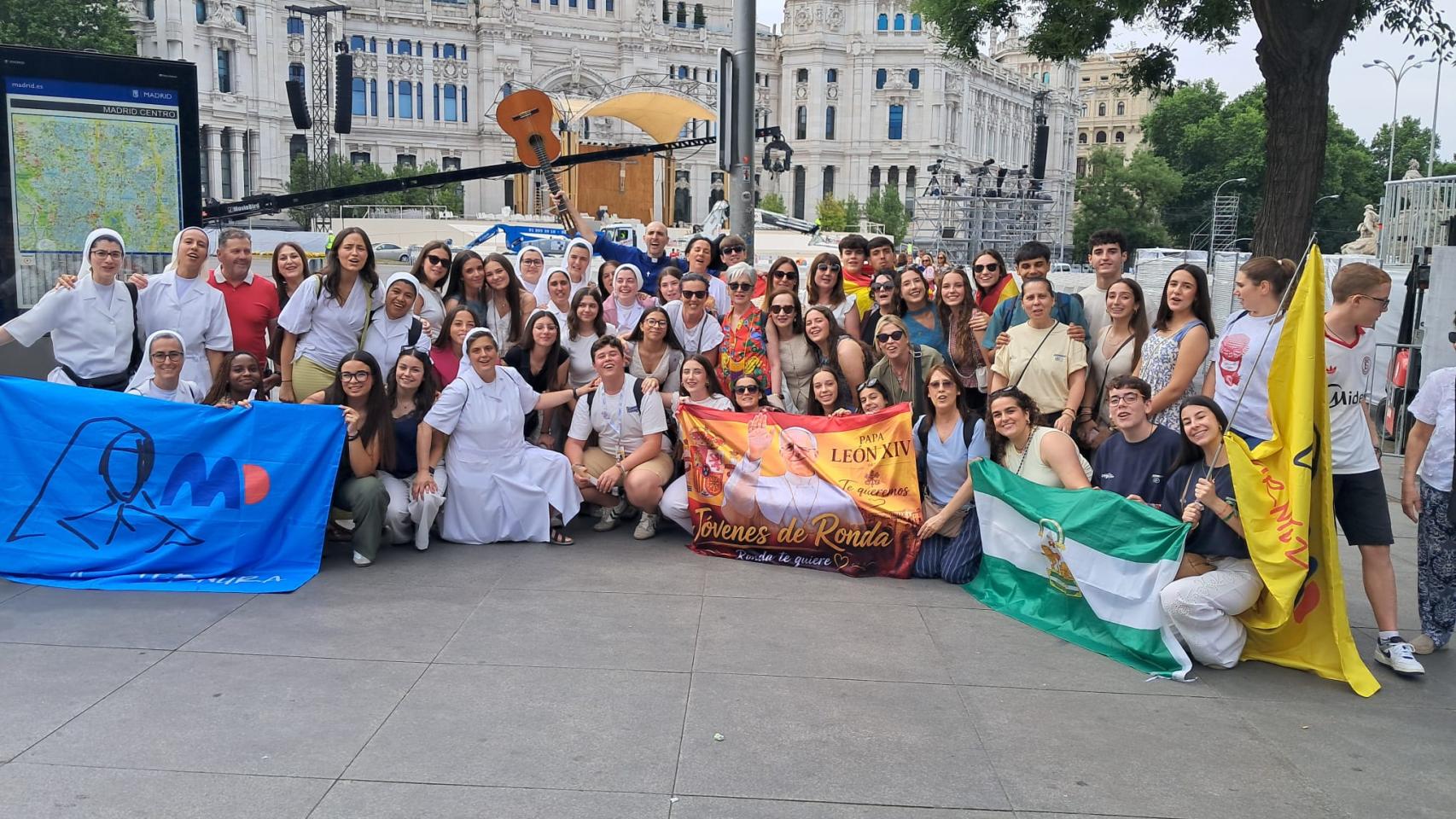 León XIV se da su primer baño de masas en un Madrid que espera en calma un estallido de fe en la Vigilia: "Alzad la mirada"
