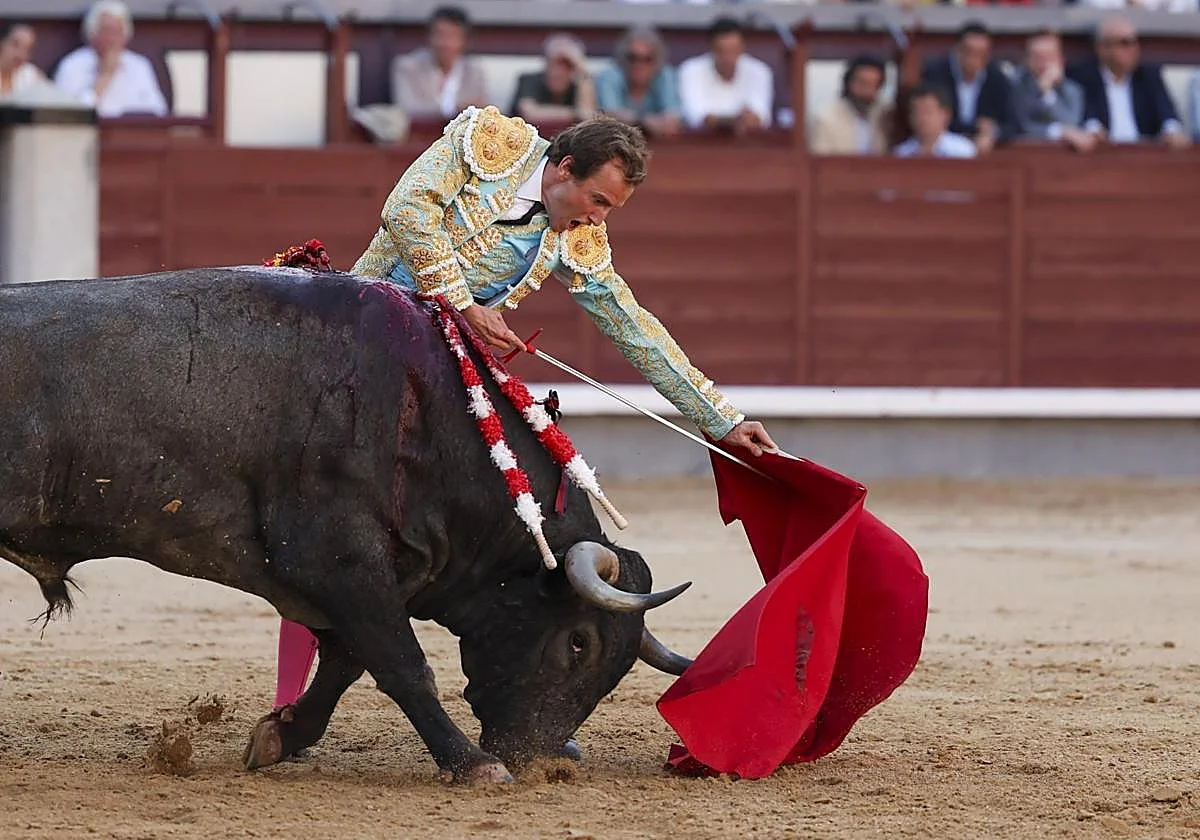 Román se entiende con un excelente toro de Victorino