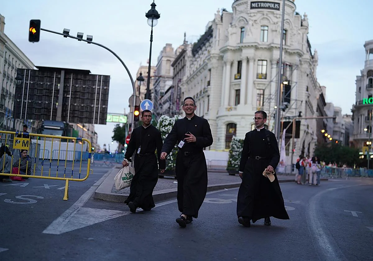 Directo | Los fieles se reúnen en Cibeles a la espera de la misa con el Papa