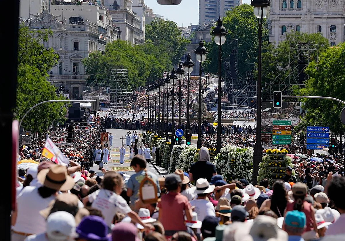 Madrid amaneció vestida de claveles al paso de León XIV
