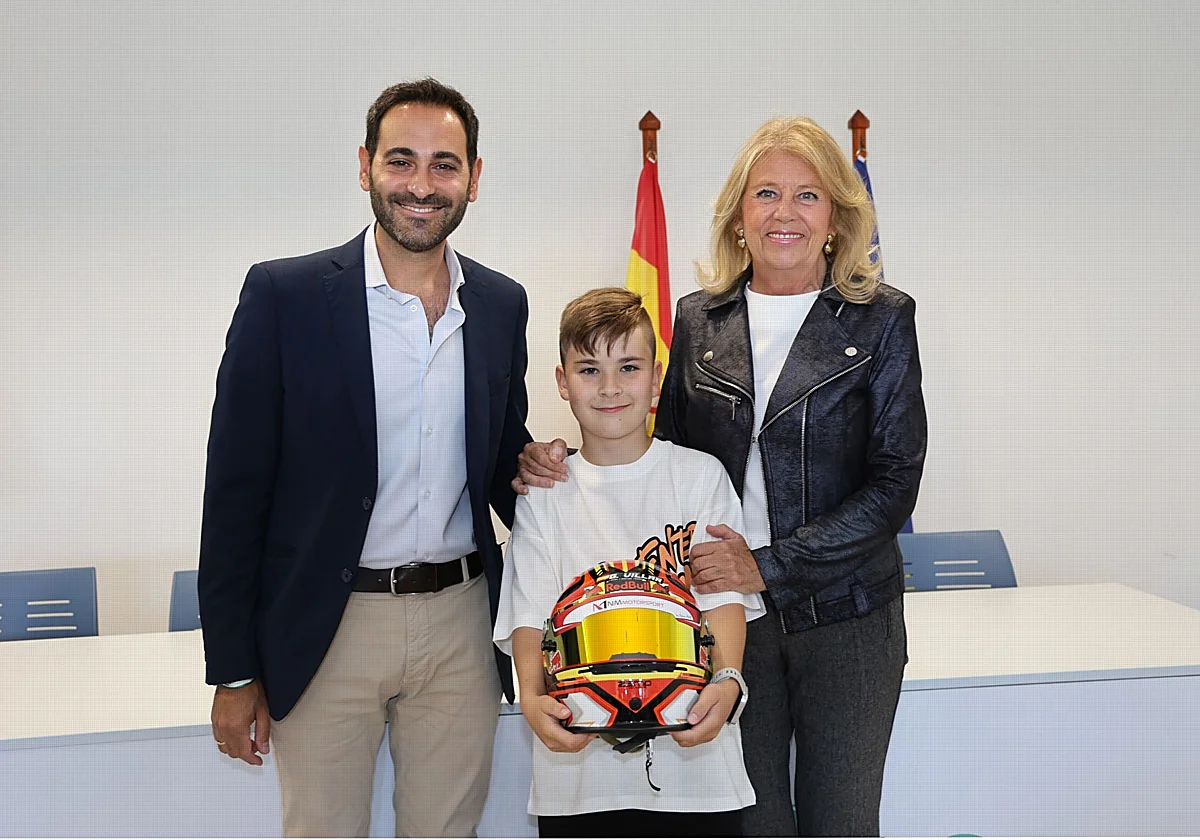 La alcaldesa de Marbella destaca los logros deportivos del joven piloto de karting Gabriel Villar