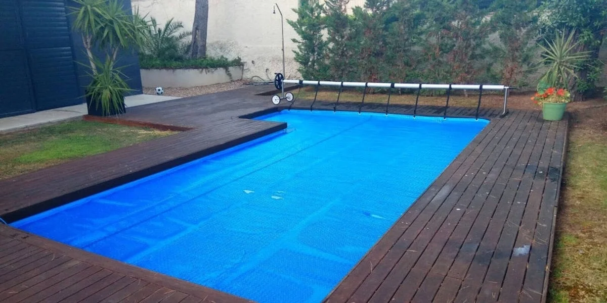 Muere un joven de 17 años tras recibir una descarga eléctrica al salir de su piscina en Sevilla