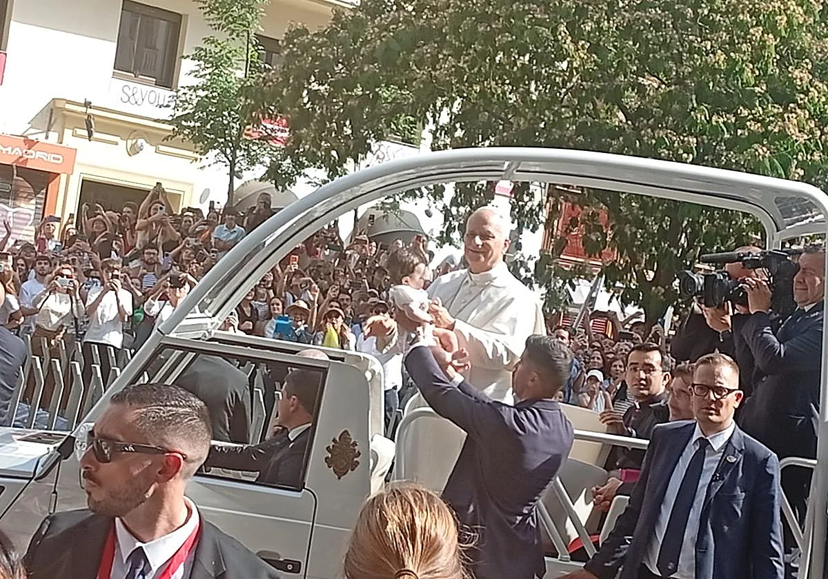 Almudena, una bebé de cuatro meses bendecida por el Papa