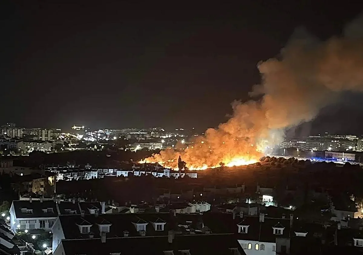 Alarma en Mijas por la densa columna de humo provocada por un incendio