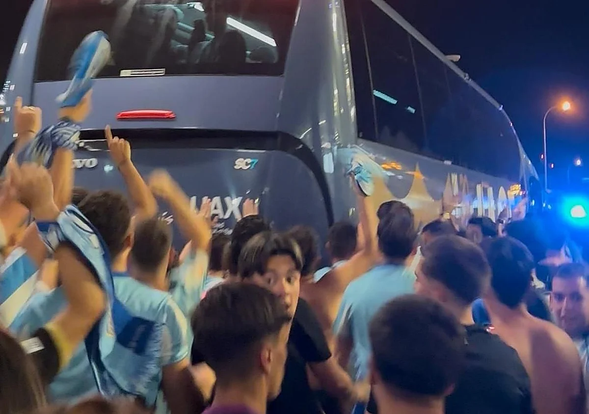 Nueva dosis de locura malaguista en el aeropuerto para recibir al equipo tras el triunfo ante Las Palmas