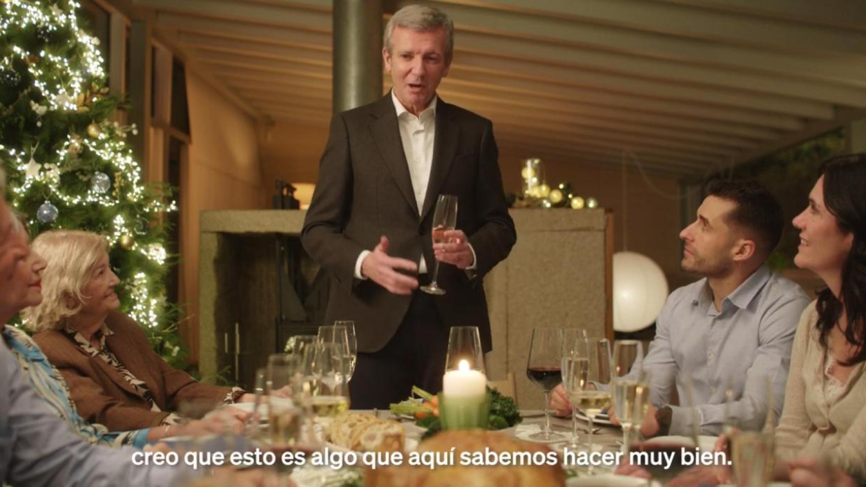 Alfonso Rueda mete el Peugeot de Sánchez, las chistorras de Ábalos y dos cameos de Feijóo y Rajoy en su cena de Navidad