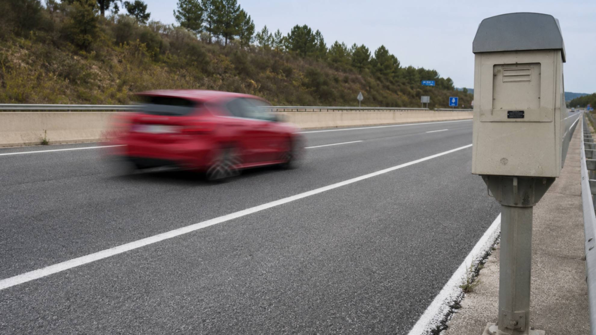 La DGT pilla a una conductora de 19 años conduciendo con la L a 215 km/h